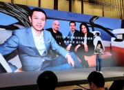 马斯克的回旋镖，终于扎到了自己